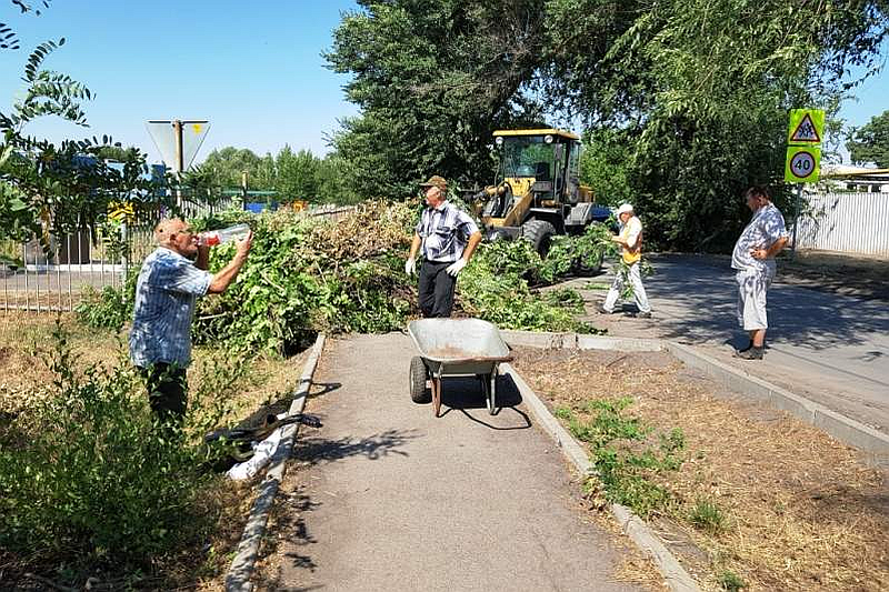 Погода в аютинском. Парк в поселке Аютинский. Аютинский парк город Шахты. В поселке Аютинском Ростовской области,. Пос Аютинский ул Пушкина.