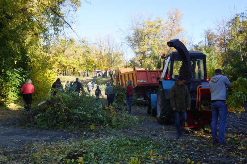 Работа в александровке. На сцене Александровского парка Шахтинские Известия.