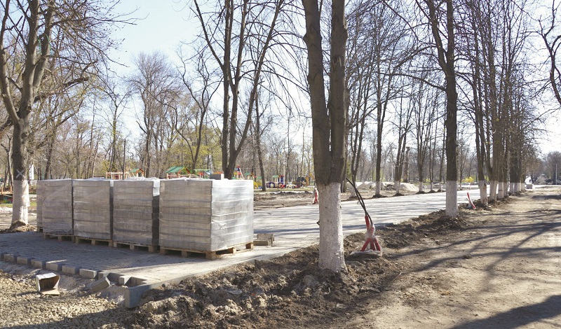 Работа в александровке. Шахтинский Александровский парк. Александровский парк Шахты реконструкция. Александровский парк Ростовская область. Реконструкцыя Александровского арка.