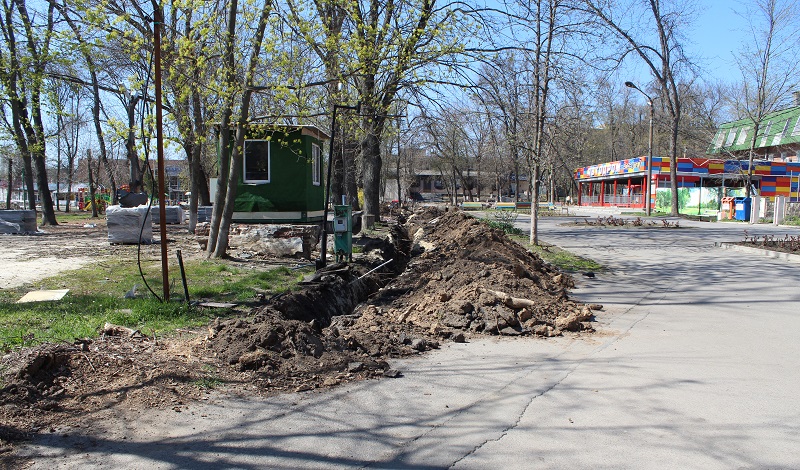 Танцы александровка ростов. Александровский парк Шахты реконструкция. Реконструкцыя Александровского арка. Скверы в Шахтах. Шахты Александровский парк 2000 годов.