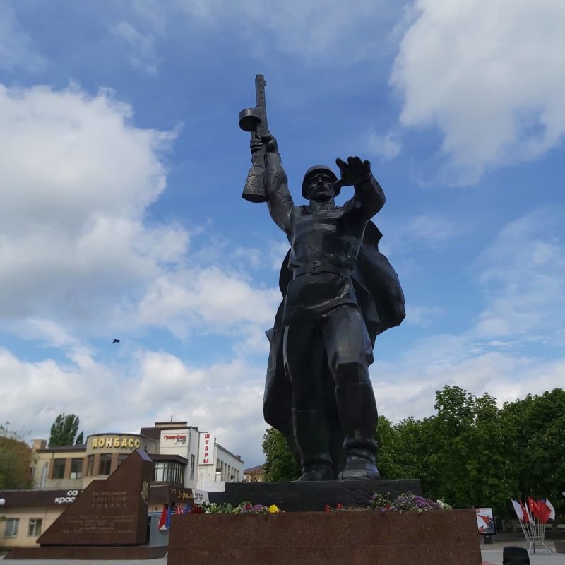 Площадь солдата. Памятник солдату в городе Шахты. Город Шахты солдат. Г.Шахты памятники Победы. Город Шахты памятник солдату освободителю.