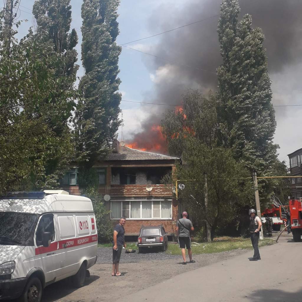 ЧП в Шахтах! В Аюте горит квартира в двухэтажном доме | Новости города Шахты  - Шахтинские известия