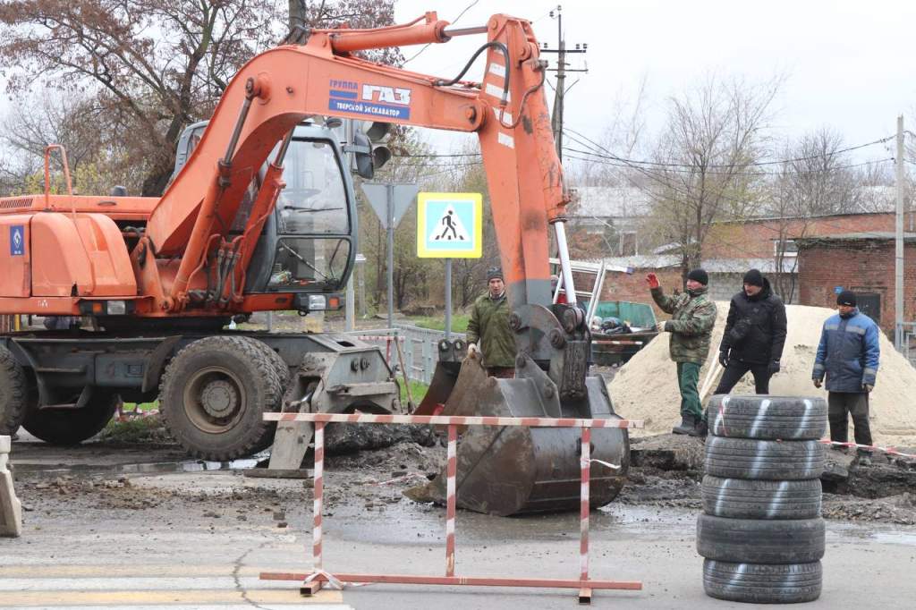 В городе Шахты ведутся работы на аварийном канализационном коллекторе |  19.11.2023 | Шахты - БезФормата