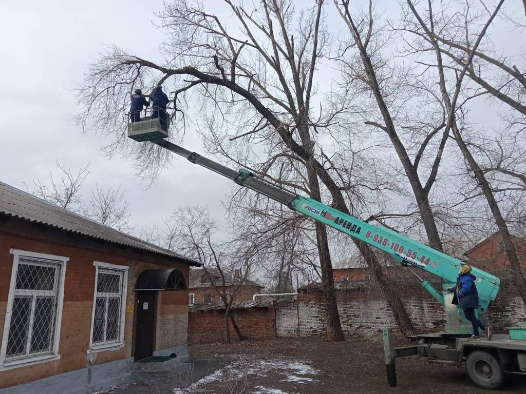 В городе Шахты устраняют последствия непогоды | Новости города Шахты -  Шахтинские известия